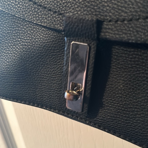 Guess purse - Picture 2 of 7